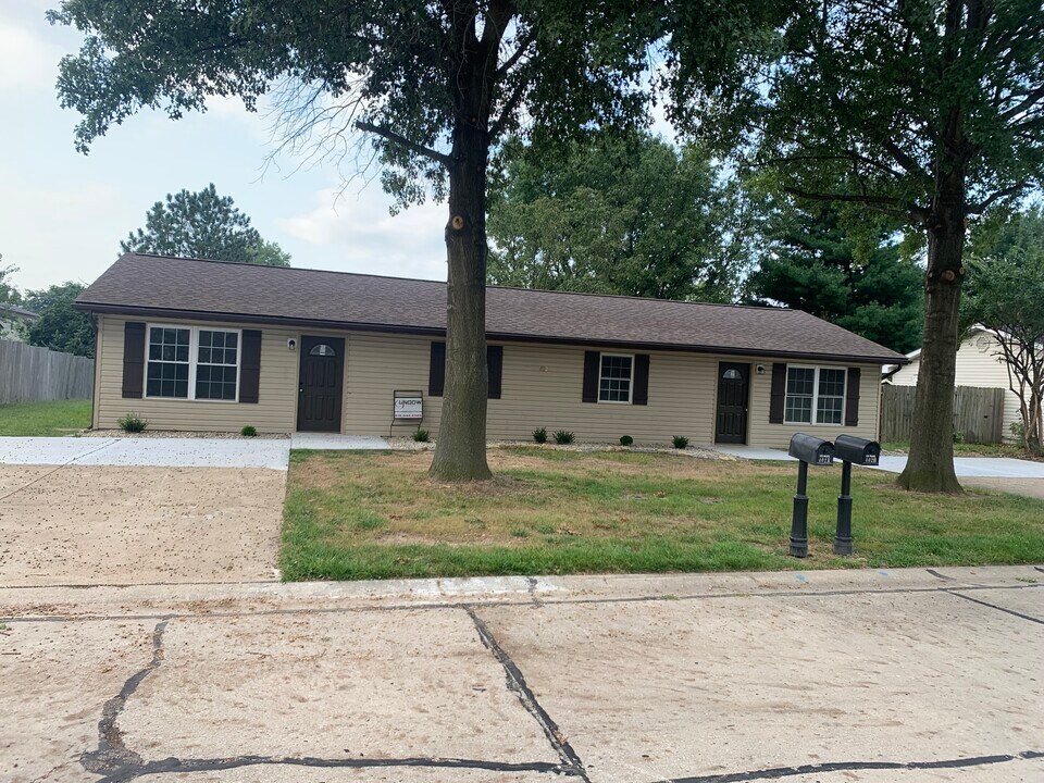 402 Red Bird St in Troy, IL - Building Photo