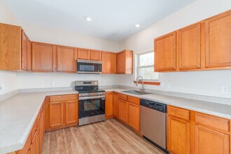 Jenne Hill Townhomes in Columbia, MO - Building Photo - Interior Photo