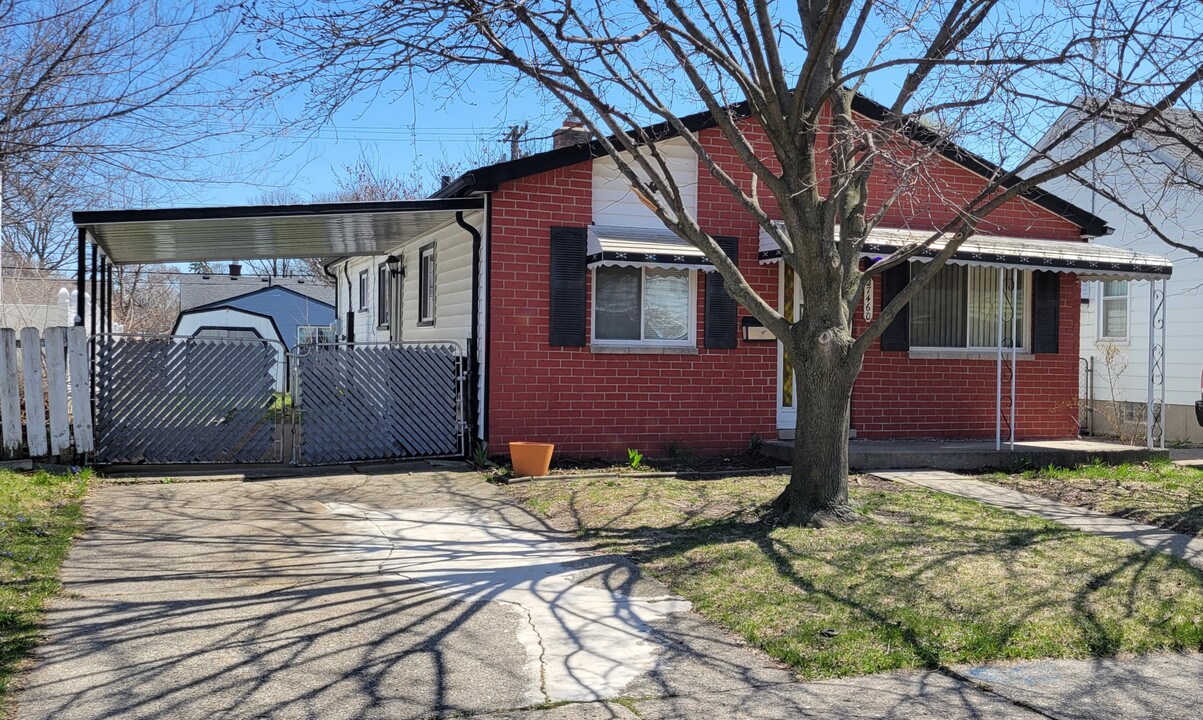 27460 Bohnhoff St in Roseville, MI - Foto de edificio