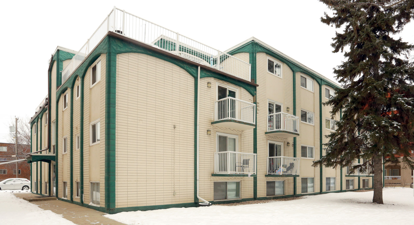 Saxon Apartments in Edmonton, AB - Building Photo