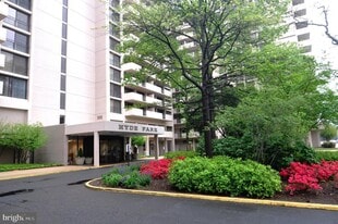 4141 N Henderson Rd, Unit Hyde Park #813 in Arlington, VA - Building Photo
