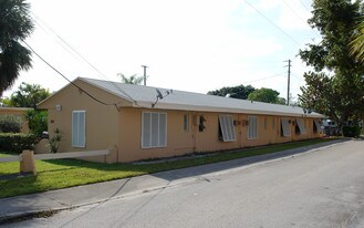 Dixianna Apartments in Hollywood, FL - Building Photo
