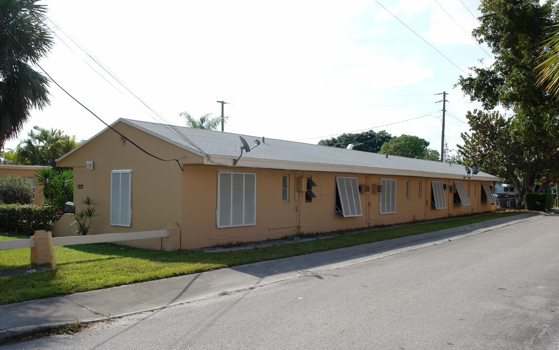 Dixianna Apartments in Hollywood, FL - Building Photo