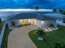 1909 Gulfview Dr in Holiday, FL - Building Photo
