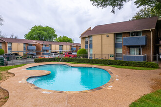 Rio Estates Apartments in Dallas, TX - Building Photo - Building Photo