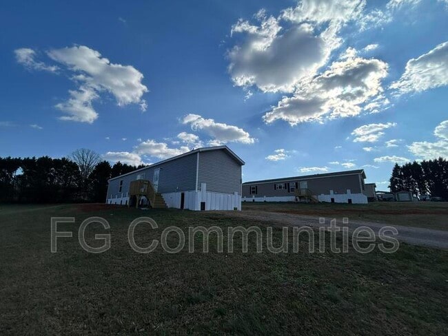 3220 Sutton Ln in Claremont, NC - Building Photo - Building Photo