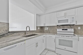 9682 Fontainebleau Blvd in Miami, FL - Building Photo - Building Photo