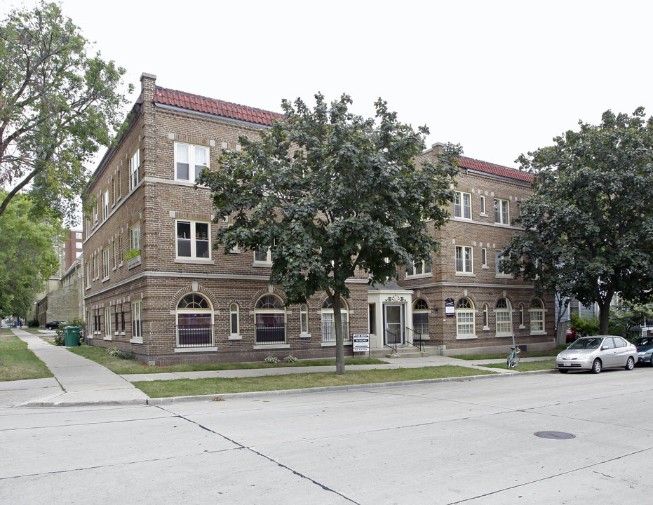 Fairmount Apartments in Milwaukee, WI - Building Photo