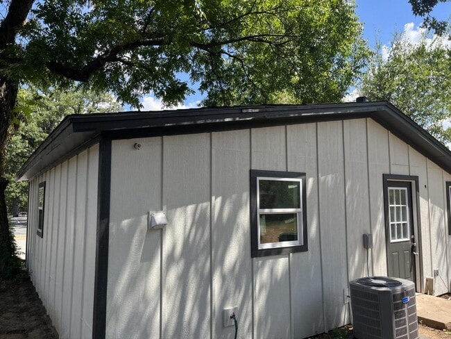 210 E Cates St in Bridgeport, TX - Building Photo - Building Photo