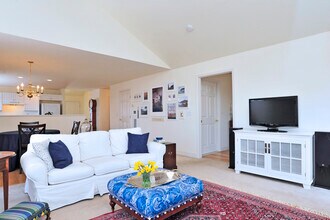 185 Julia Ct, Unit 188 in Sandy Hook, CT - Building Photo - Building Photo