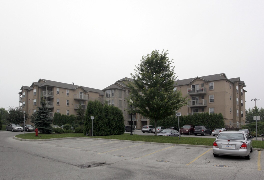 Abbey Oaks in Oakville, ON - Building Photo