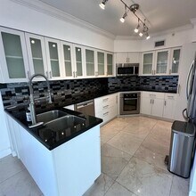 3370 Hidden Bay Dr, Unit 2006 in Miami, FL - Foto de edificio - Building Photo