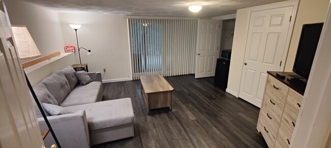 23 Deer Path in Maynard, MA - Foto de edificio - Building Photo