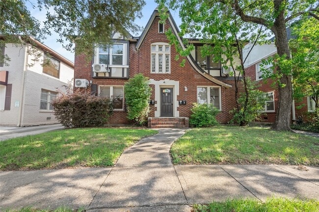 property at 907 W Gray St