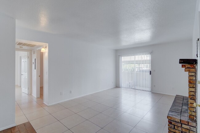 2921 Country Manor Ln in Las Vegas, NV - Building Photo - Building Photo