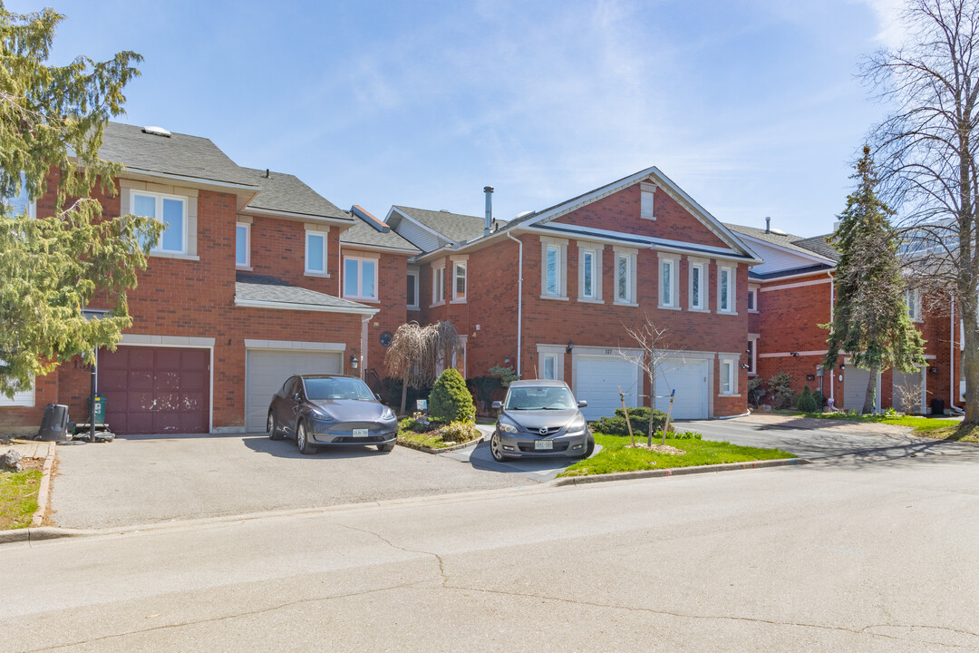 127 Brownstone Cir in Thornhill, ON - Building Photo