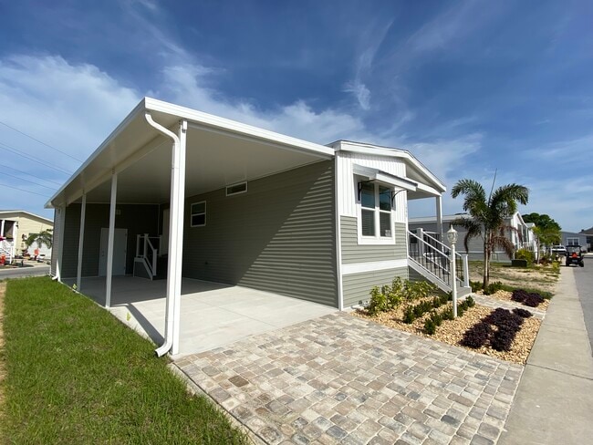 1990 Douglas Ln in Tarpon Springs, FL - Building Photo - Building Photo