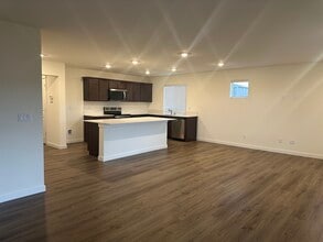 17102 126th Street Ct E in Bonney Lake, WA - Foto de edificio - Building Photo