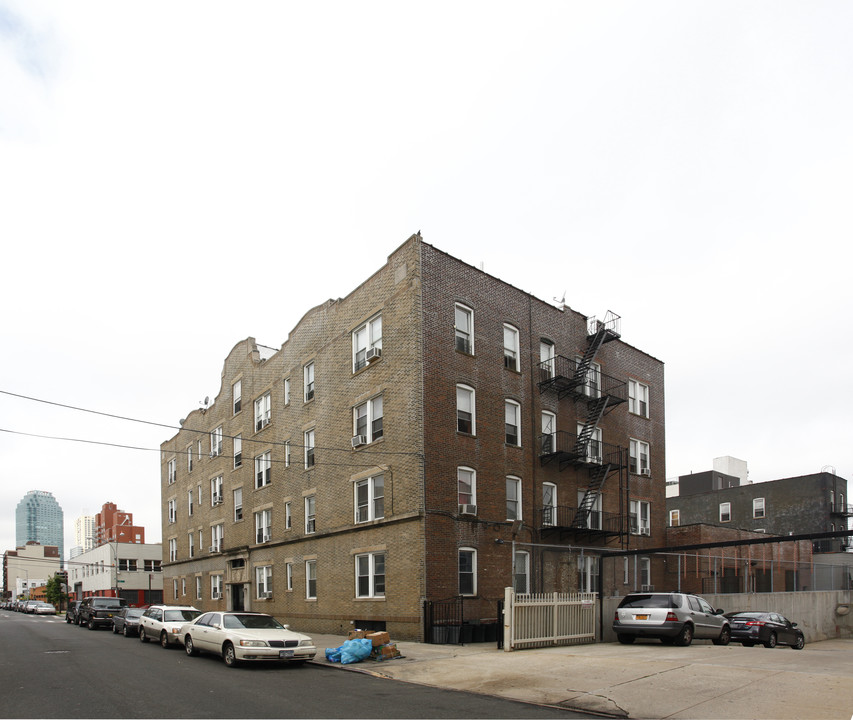 25-19 40th Ave in Long Island City, NY - Building Photo