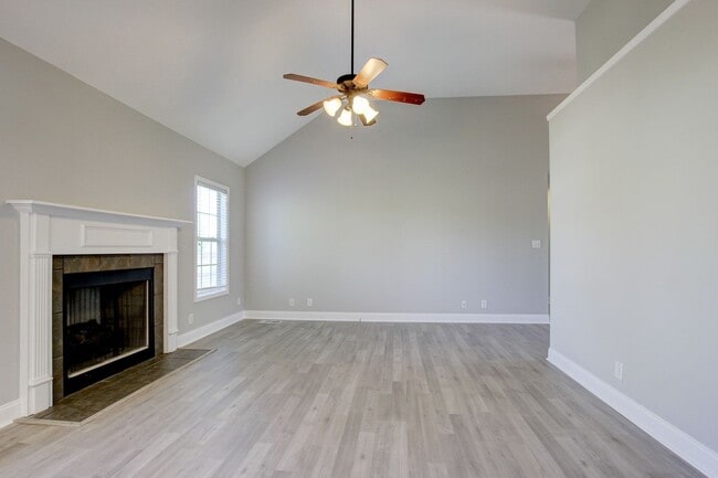 1384 Borrowdale Dr in Clarksville, TN - Building Photo - Building Photo