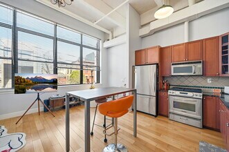 300 COMMUNIPAW Ave in Jersey City, NJ - Foto de edificio - Building Photo