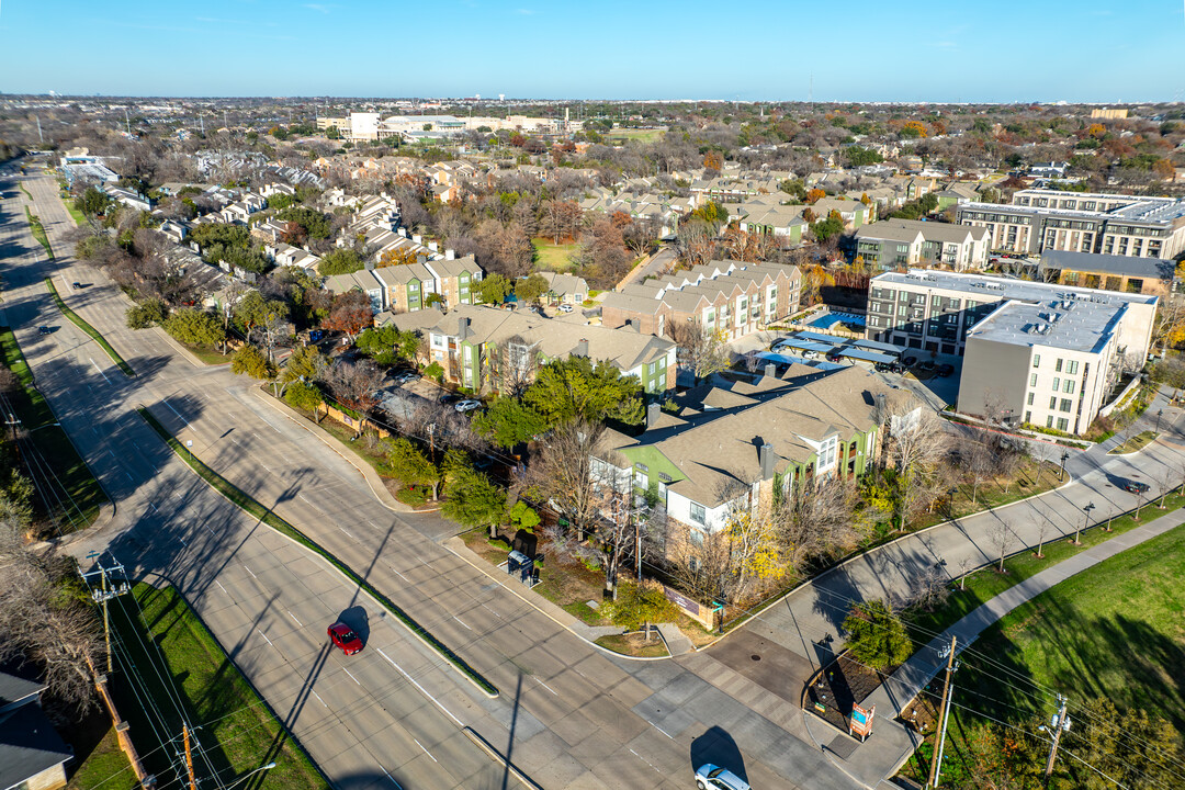 Oaks on the Bend Condominium in Dallas, TX - Building Photo