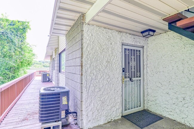 104 Baldwin Ln in Newburgh, NY - Building Photo - Building Photo