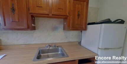 349 Pleasant St in Malden, MA - Foto de edificio - Building Photo