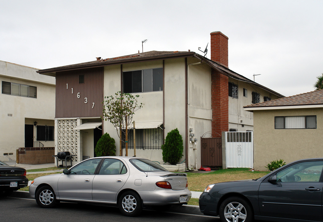 11637 Eucalyptus Ave in Hawthorne, CA - Building Photo