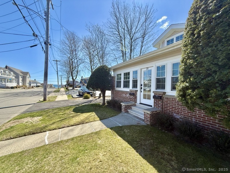 21 Dixon St in Milford, CT - Building Photo