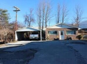 228 Stoney Mountain Rd, Unit D in Hendersonville, NC - Building Photo - Building Photo