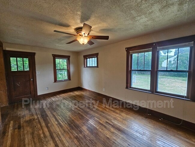 property at 1405 River Rd