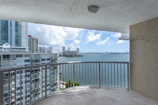 1420 Brickell Bay Dr in Miami, FL - Building Photo