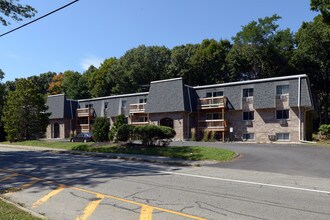 Dean Estates in Cranston, RI - Foto de edificio - Building Photo