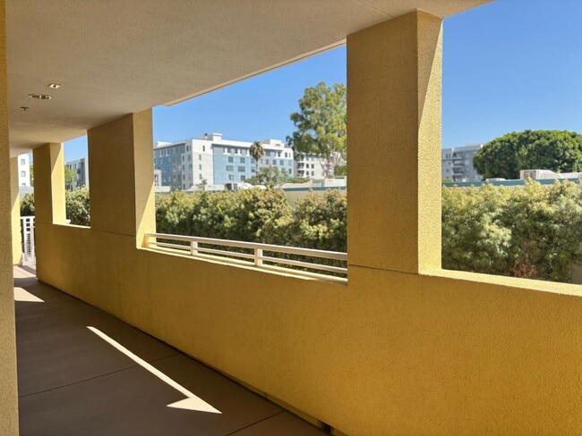 21301 Erwin St, Unit 206 in Woodland Hills, CA - Foto de edificio - Building Photo