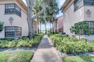 5267 Europa Dr, Unit B in Boynton Beach, FL - Foto de edificio - Building Photo