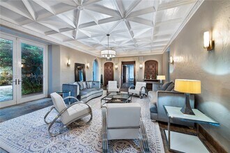 4745 Pine Tree Dr in Miami Beach, FL - Building Photo - Building Photo