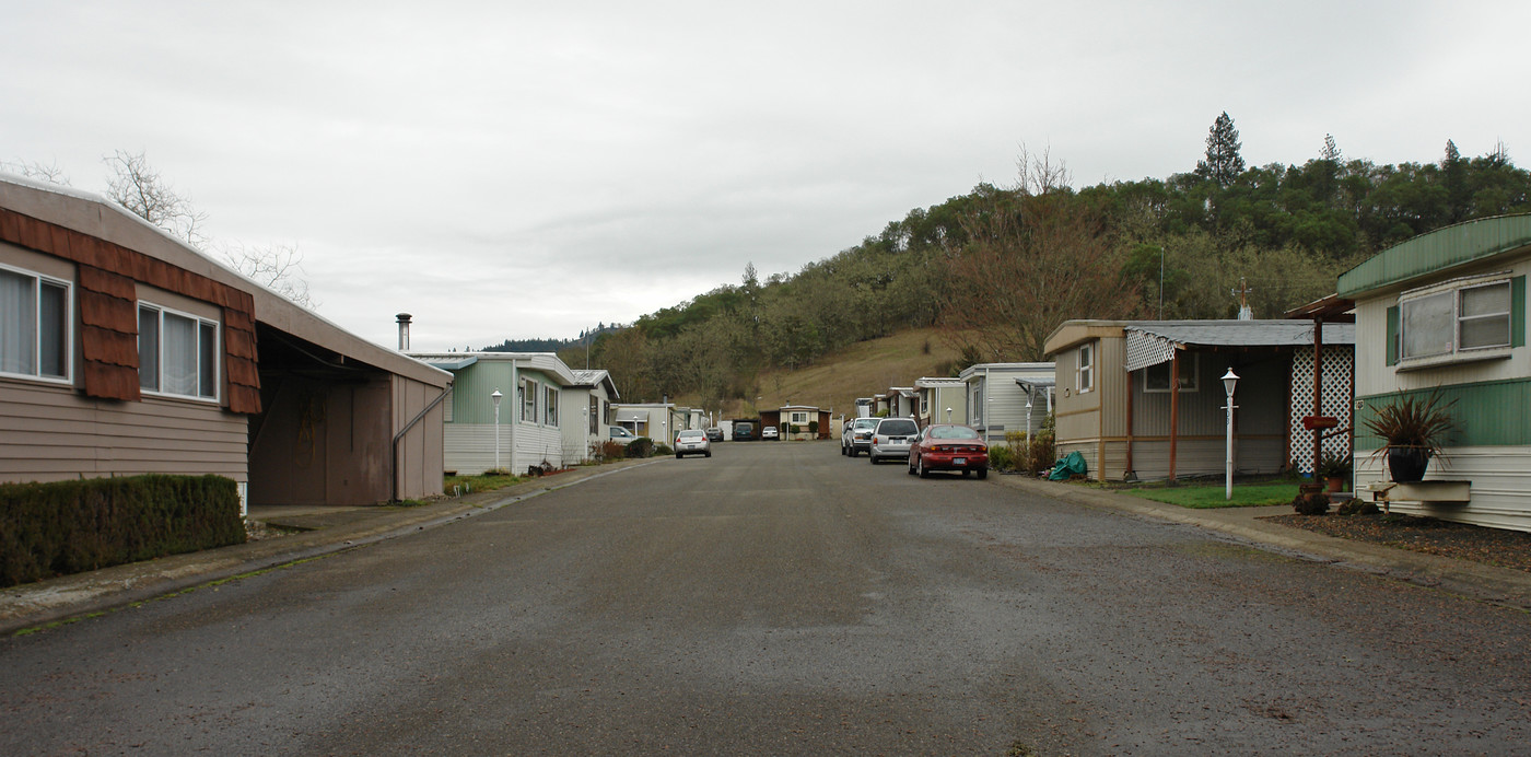 Brookside Mobile Manor in Roseburg, OR - Foto de edificio