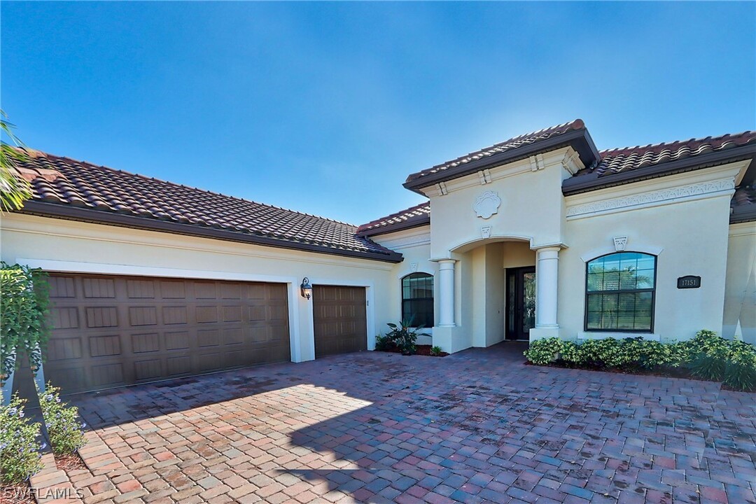 17151 Cherrywood Ct in Bonita Springs, FL - Foto de edificio