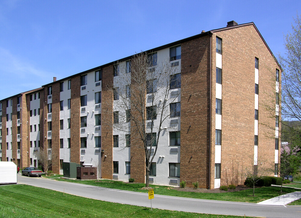 Edinburgh Square in Roanoke, VA - Building Photo