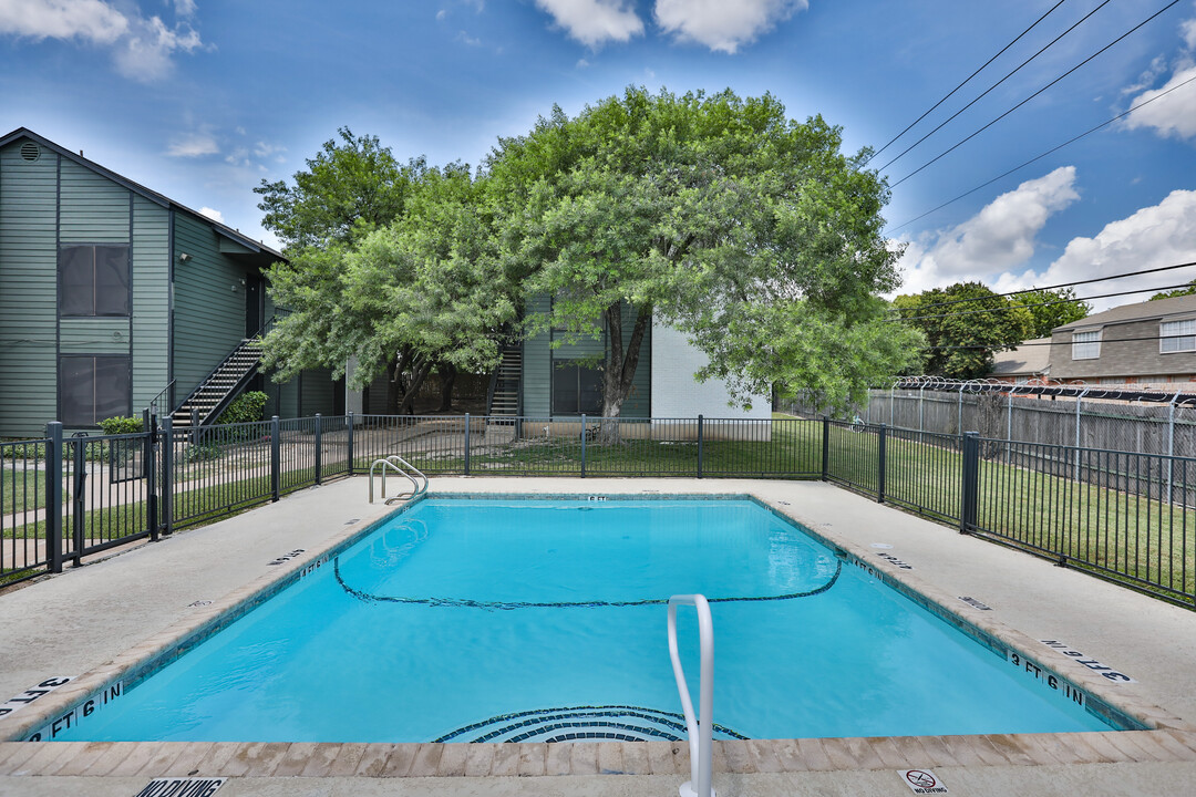 Short Hills South in Austin, TX - Foto de edificio