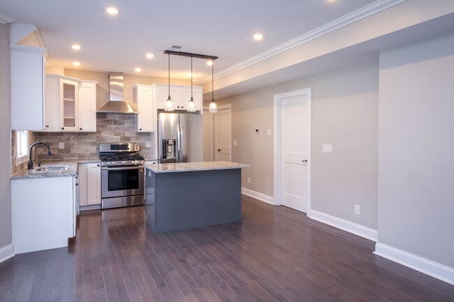 43 Cypress St, Unit 2 in Watertown, MA - Foto de edificio - Building Photo
