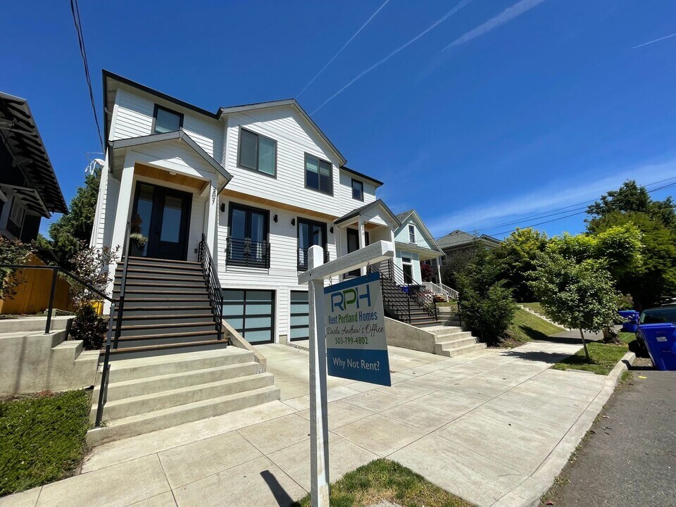 209 NE Monroe St, Unit #209B in Portland, OR - Building Photo