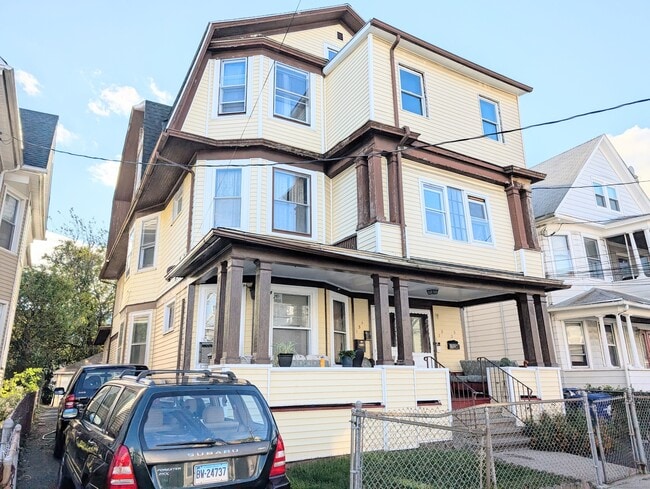 133 Poplar St in Bridgeport, CT - Building Photo - Building Photo
