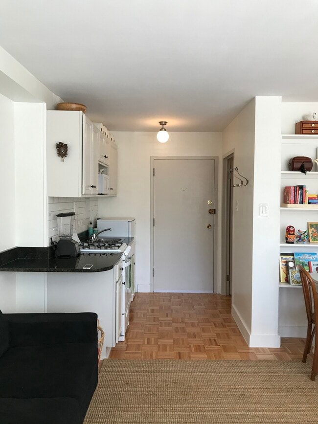 950 25th St NW, Unit 301N in Washington, DC - Foto de edificio - Building Photo