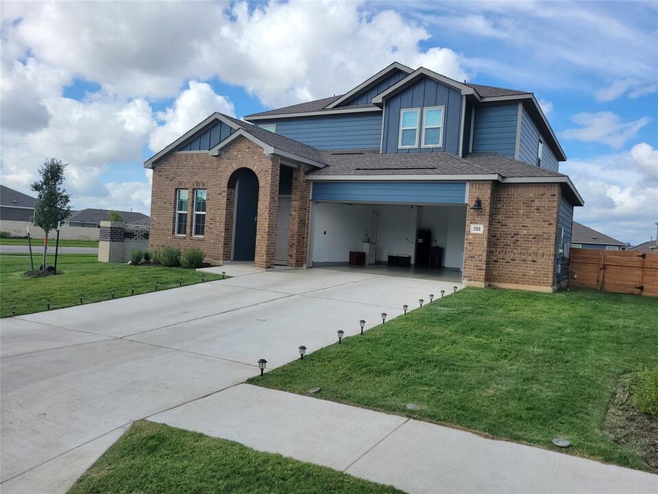 200 Madrid in Kyle, TX - Building Photo