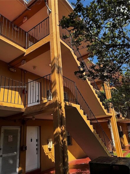 1330 W 54th St, Unit 205C in Hialeah, FL - Foto de edificio