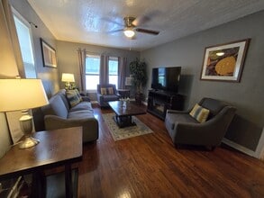 1414 W Hollywood Ave in San Antonio, TX - Building Photo - Building Photo