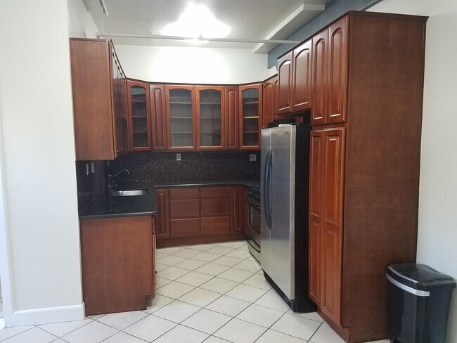 Large well located West Oakland condominium in Oakland, CA - Foto de edificio - Building Photo