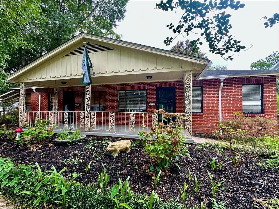 1105 Augusta St in Mobile, AL - Foto de edificio